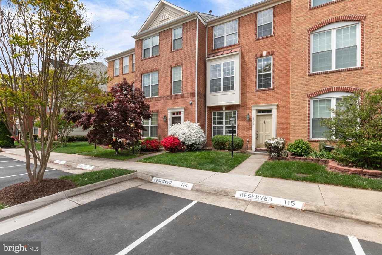 2372 Woodland Pond Ln - Photo 3 of 50