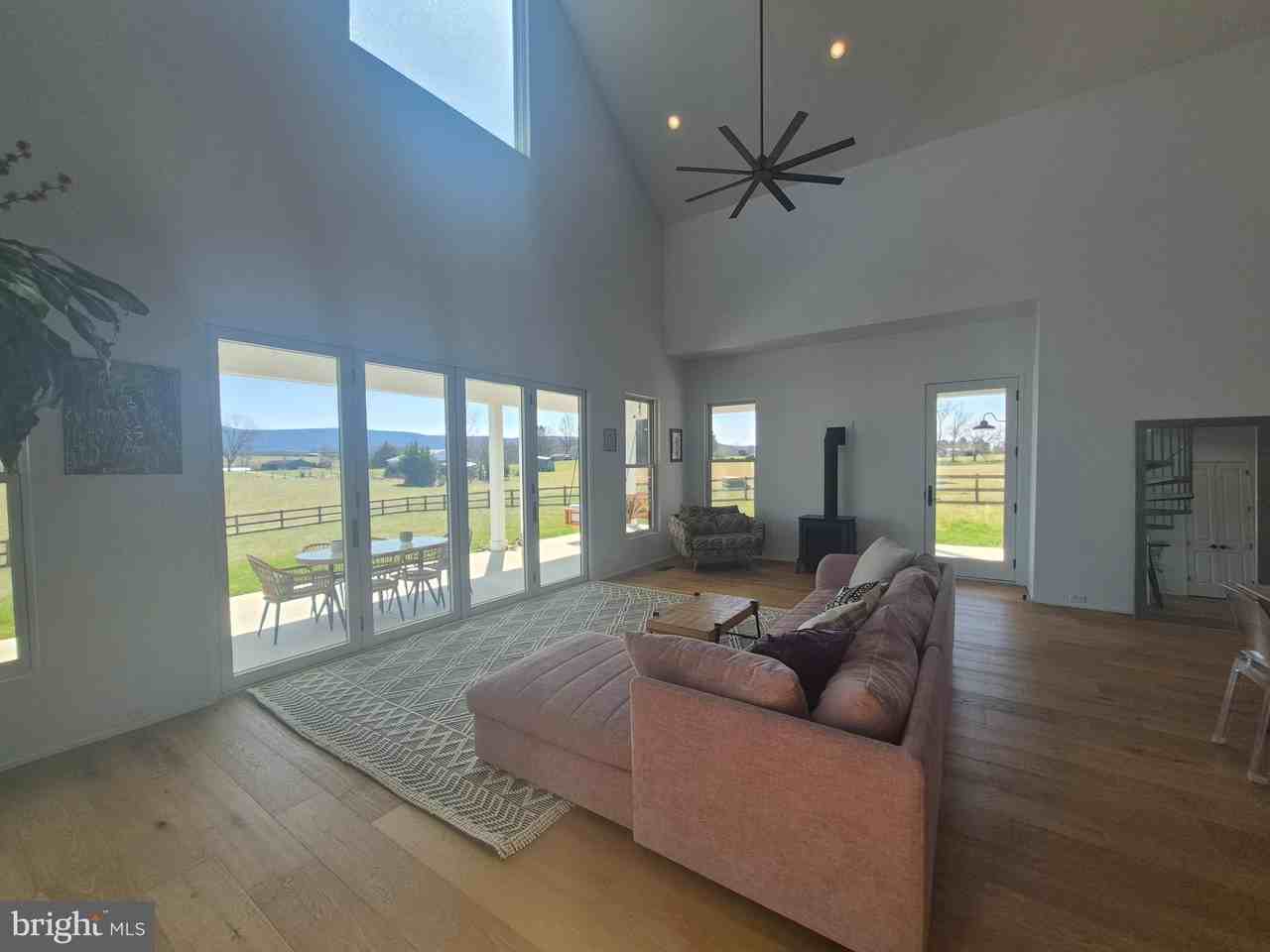 330 Majestic Ln - Photo 7 of 30