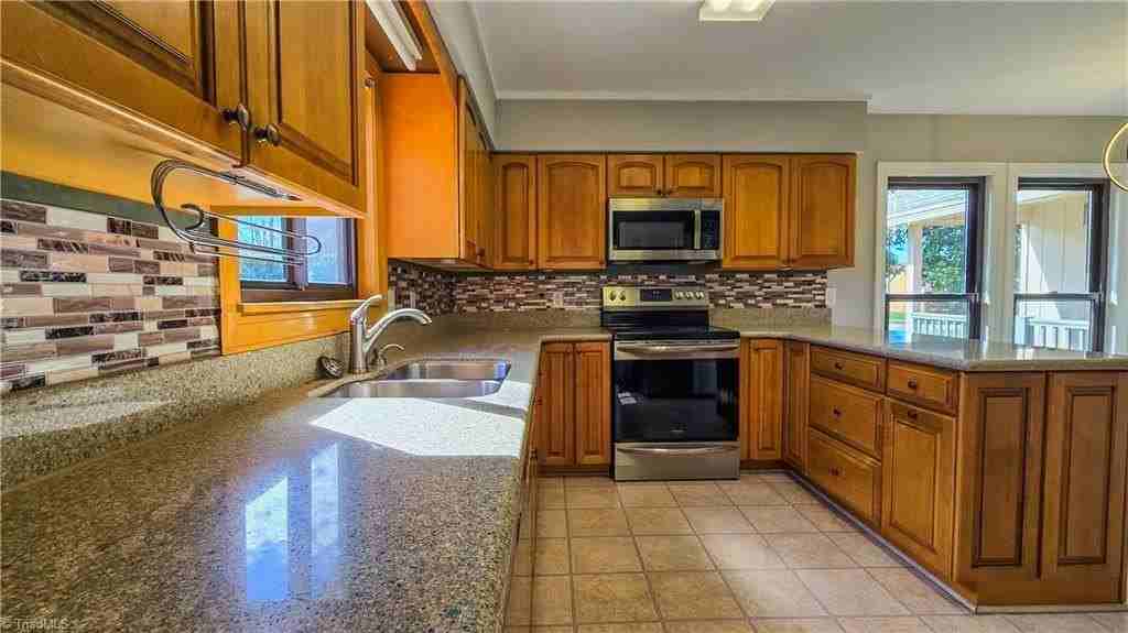 4153 Allistair Rd - Photo 7 of 19