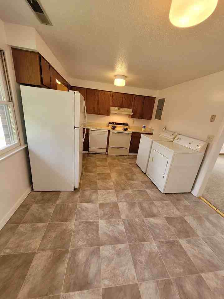 424 Greenville HwyApt I-4 #I4 - Photo 4 of 9