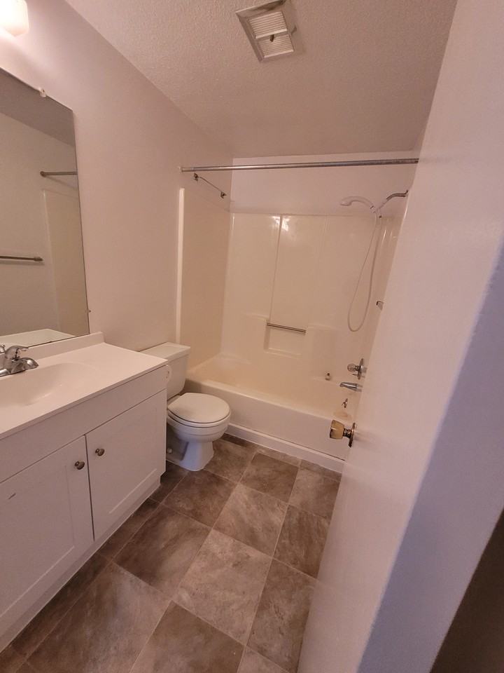 424 Greenville HwyApt I-4 #I4 - Photo 6 of 9