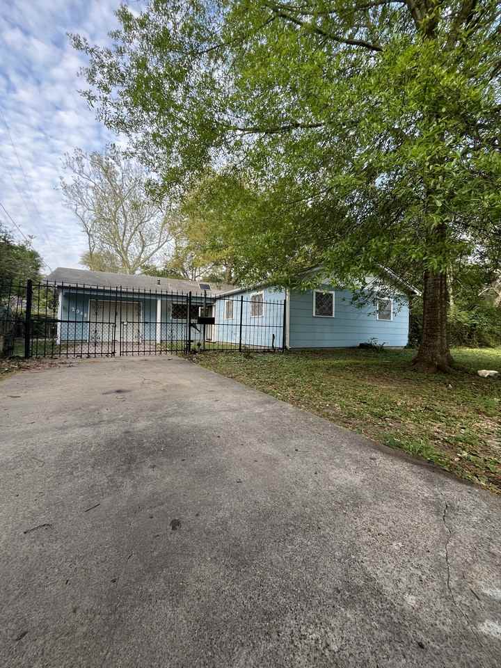 2048 Oak Ave #1 - Photo 2 of 15