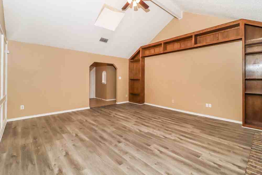 4900 Barberry Dr - Photo 4 of 19
