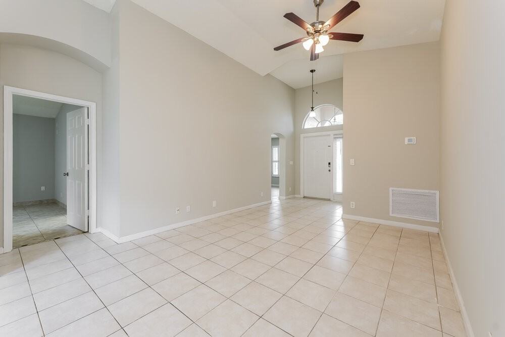 1910 Capeside Cir - Photo 4 of 16