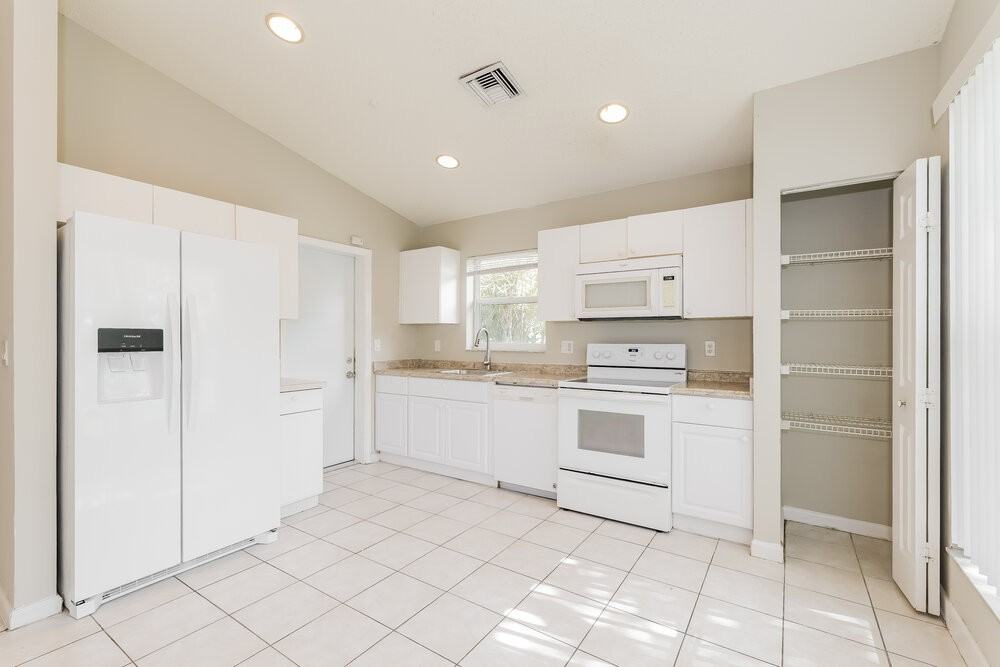 1910 Capeside Cir - Photo 7 of 16