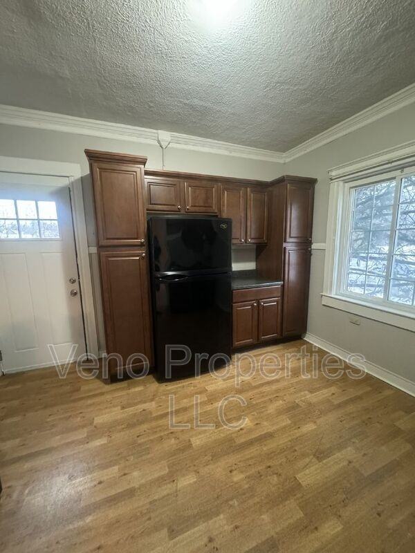 61 S Main St #2 - Photo 4 of 15