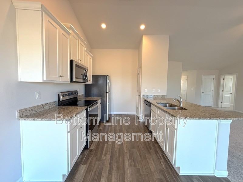 249 Caley St - Photo 6 of 20