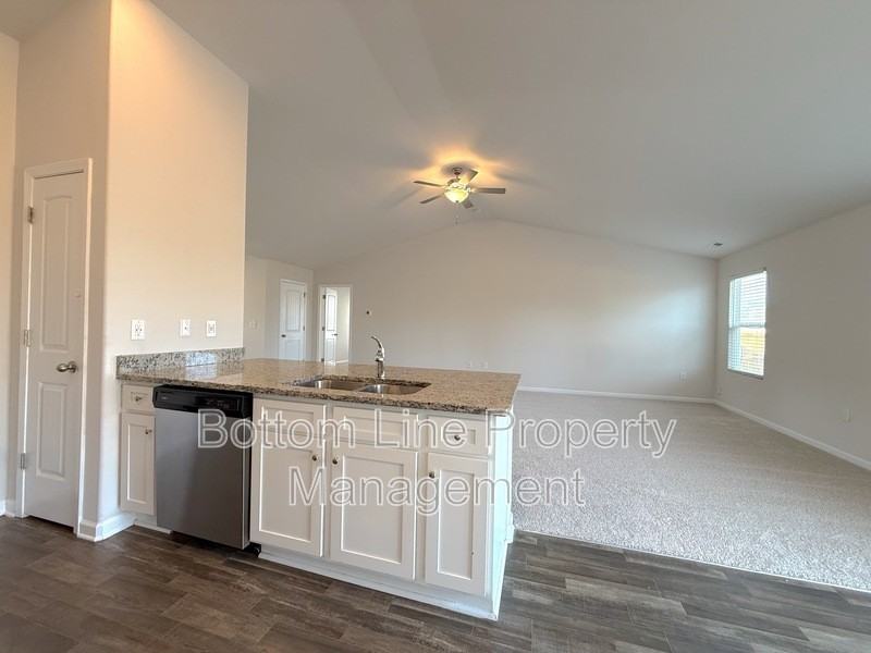 249 Caley St - Photo 7 of 20