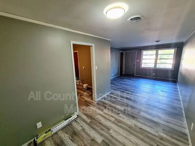 3346 Bedford Ln - Photo 2 of 8