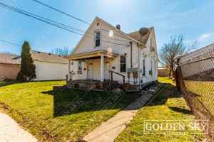 featured image of 419 W 9th St