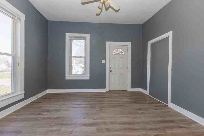 419 W 9th St - Photo 2 of 5