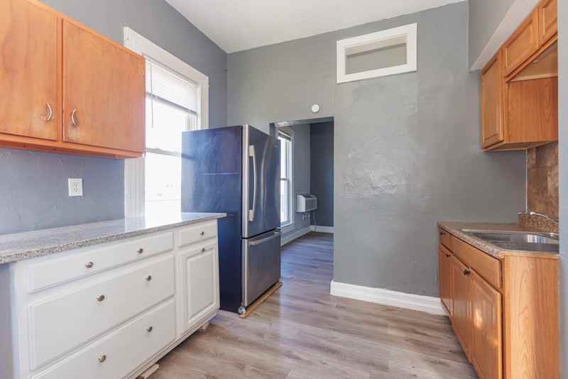 419 W 9th St - Photo 3 of 5