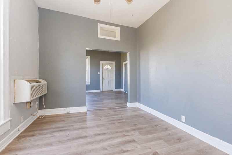 419 W 9th St - Photo 4 of 5