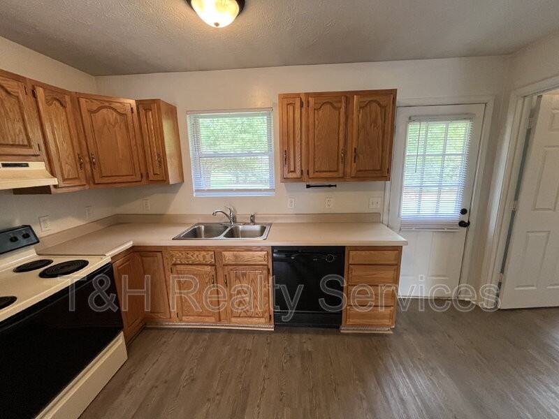 4807 Indiana St - Photo 7 of 17