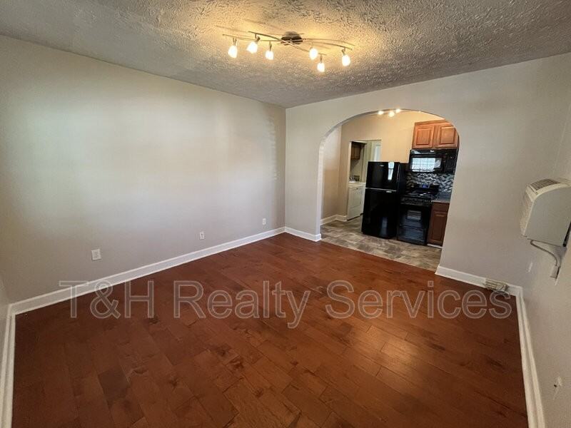 4210 Graceland Ave - Photo 4 of 16