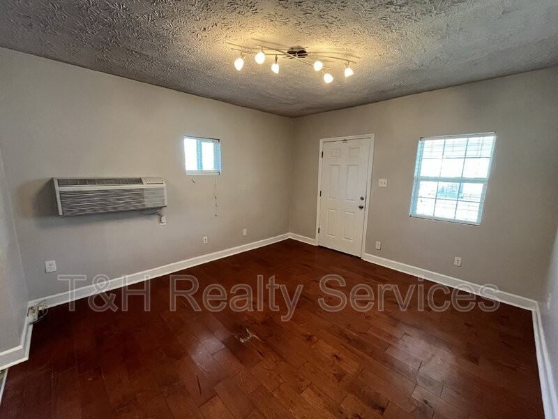 4210 Graceland Ave - Photo 5 of 16