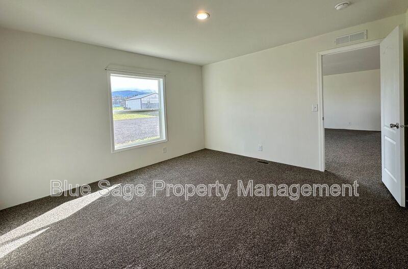 504 Spencer Rd - Photo 7 of 14