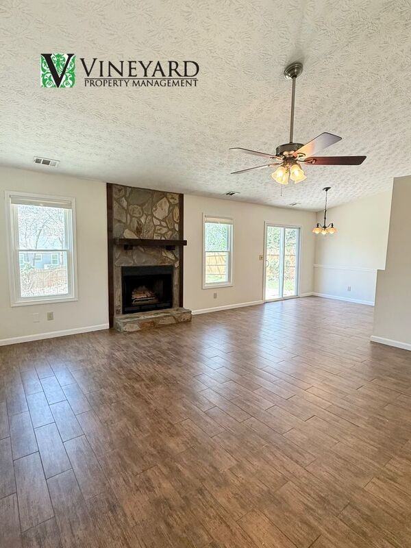 1907 Grant Ln - Photo 4 of 28