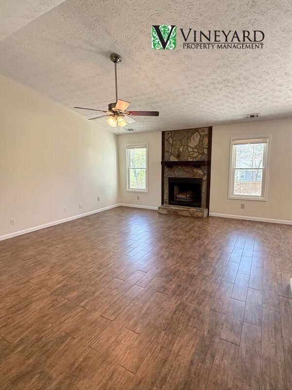 1907 Grant Ln - Photo 5 of 28