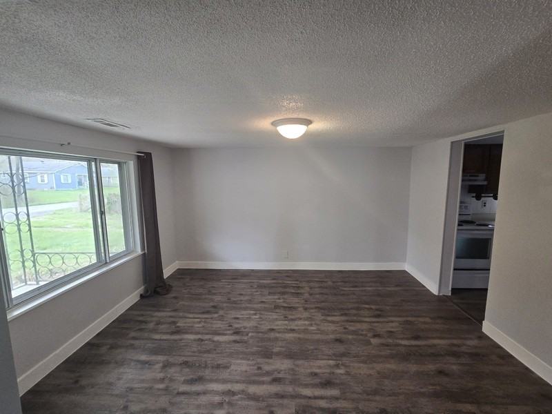 1007 Olsen Ave - Photo 4 of 26