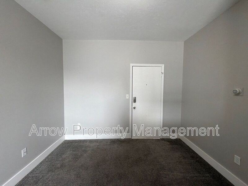 2004 S 10th St #4 - Photo 4 of 10