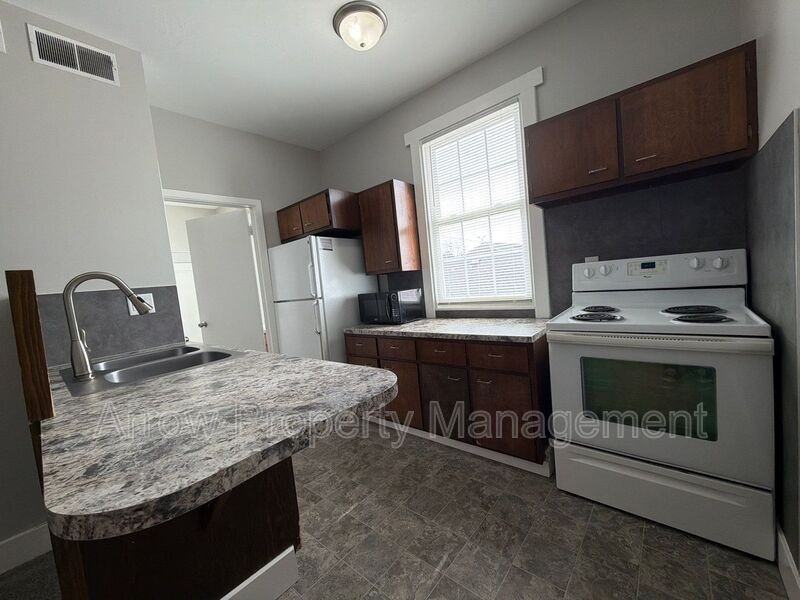 2004 S 10th St #4 - Photo 5 of 10