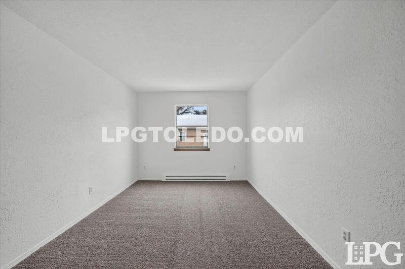 1230 Bedford Woods Dr - Photo 4 of 26