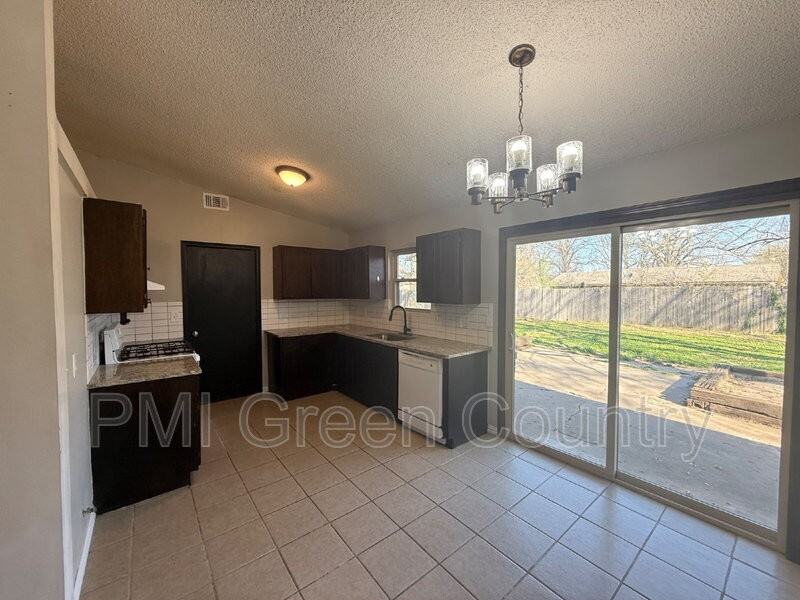 316 W Austin St - Photo 7 of 16