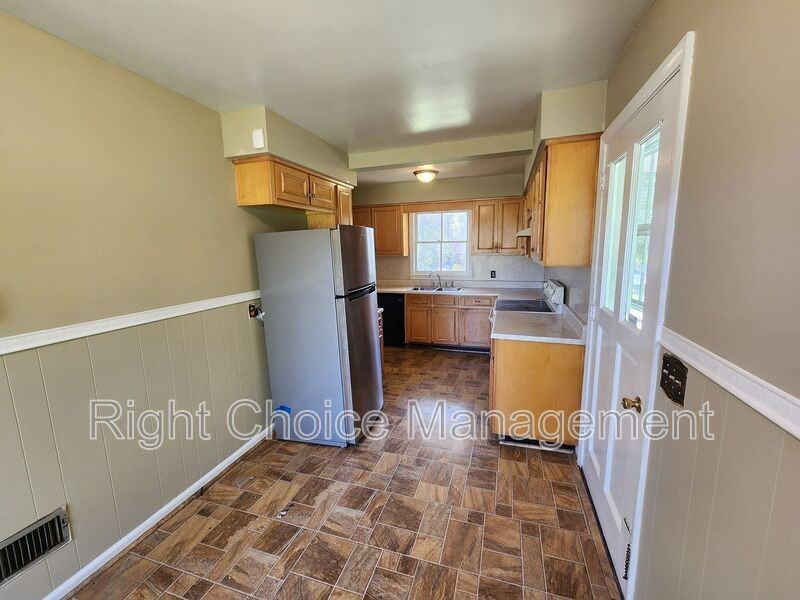 1097 Bolton Ct - Photo 3 of 12