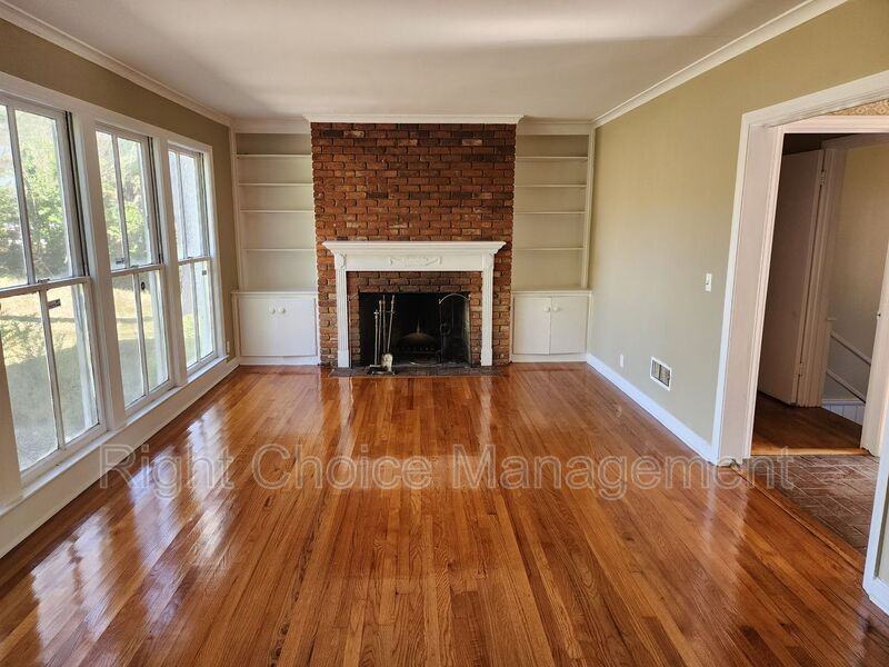 1097 Bolton Ct - Photo 4 of 12