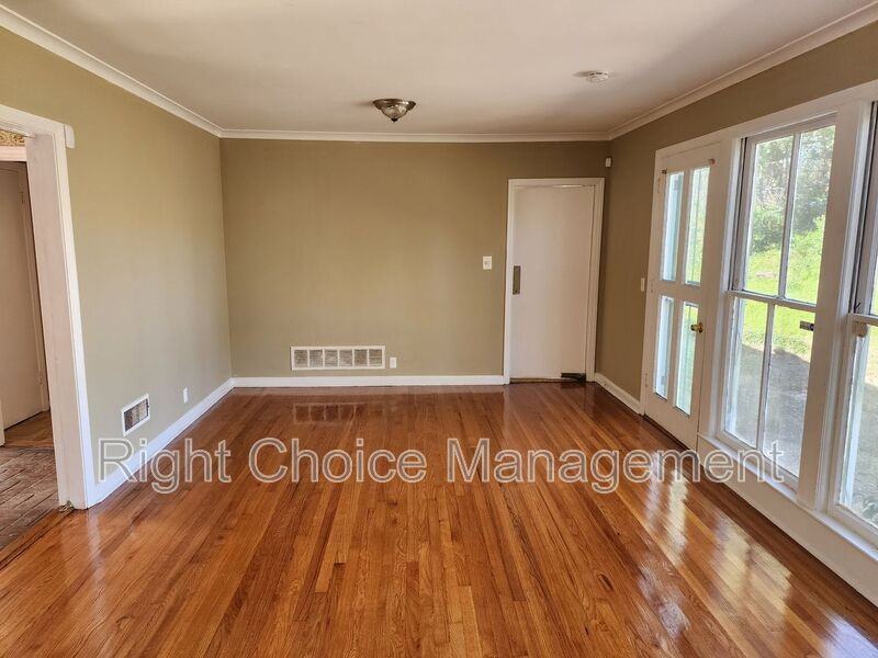 1097 Bolton Ct - Photo 5 of 12