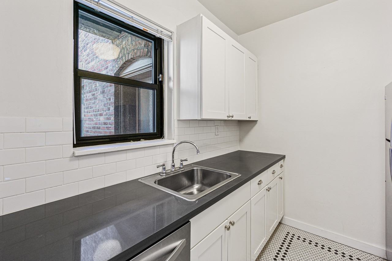 304 Bell Street - Photo 3 of 11