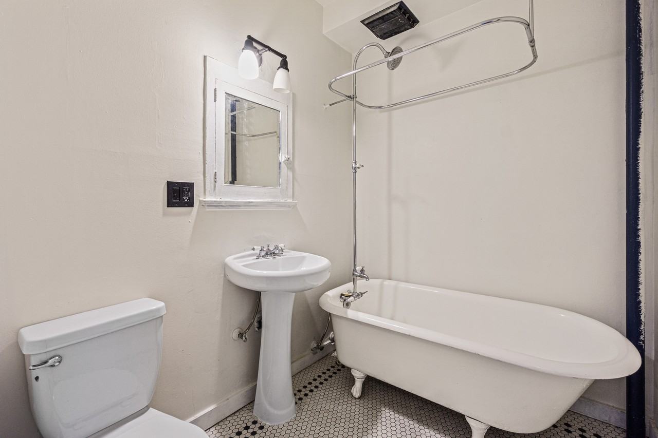 304 Bell Street - Photo 7 of 11