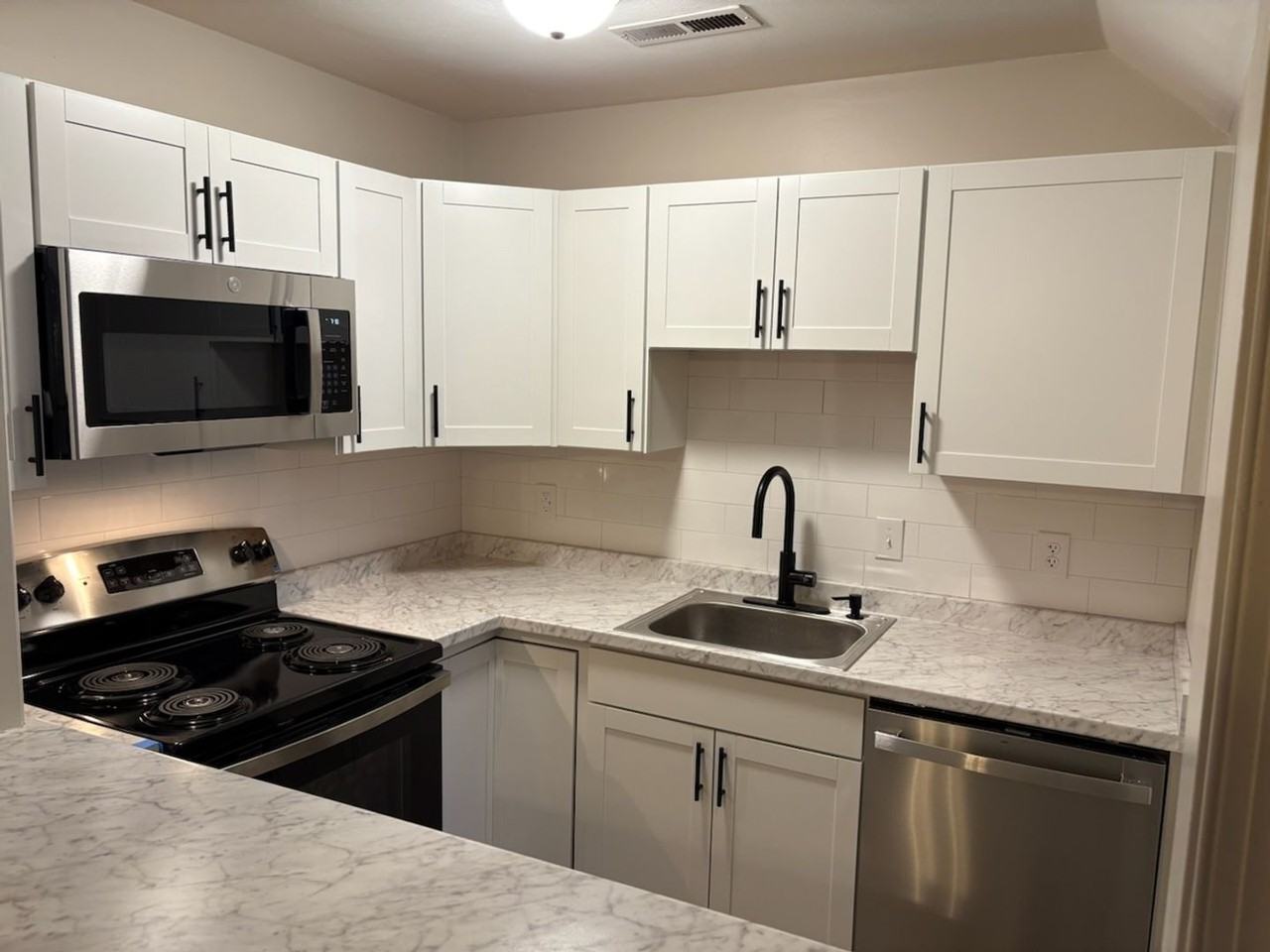 1362 Bradley Dr - Photo 4 of 28