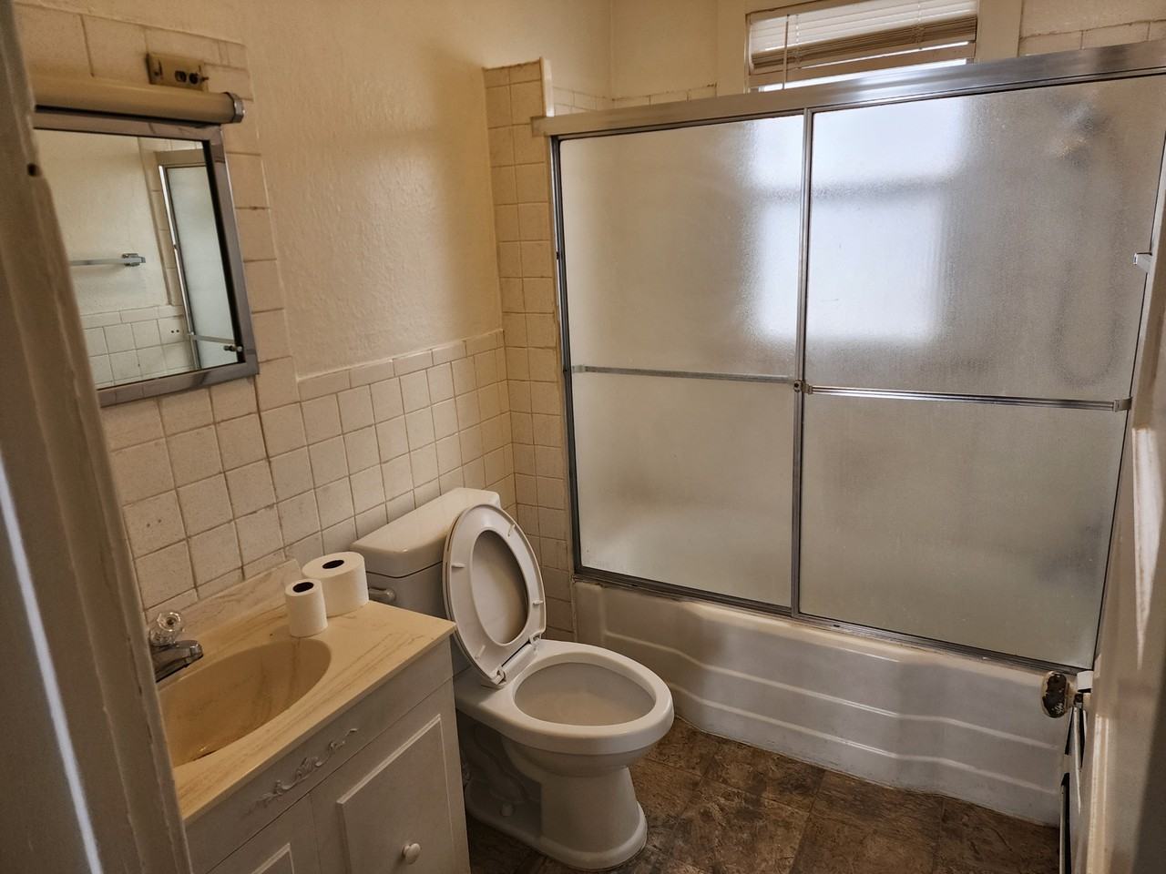 711 West 28th Street - Photo 5 of 10