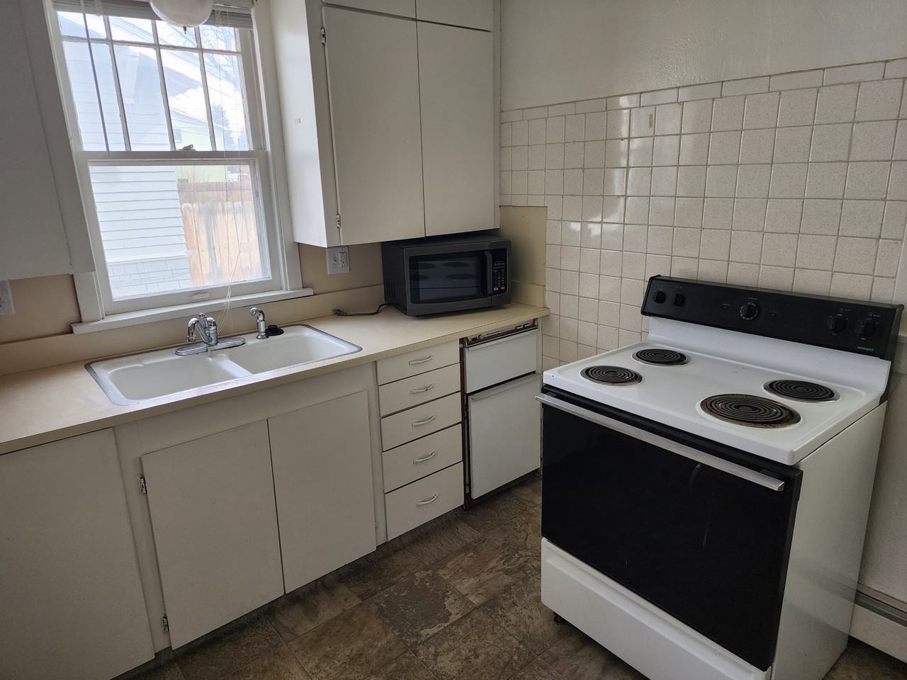 711 West 28th Street - Photo 6 of 10