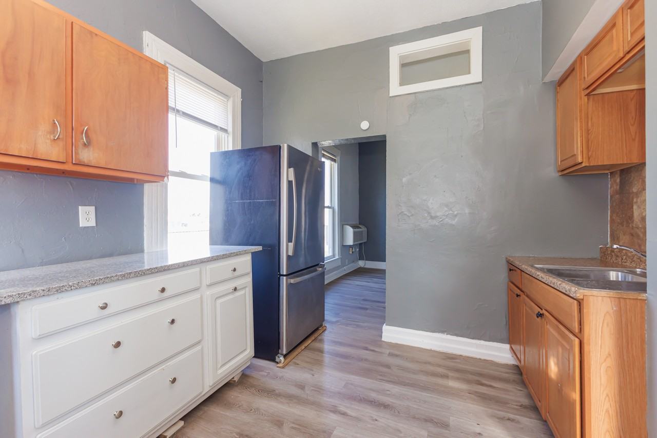 419 West 9th Street - Photo 3 of 5