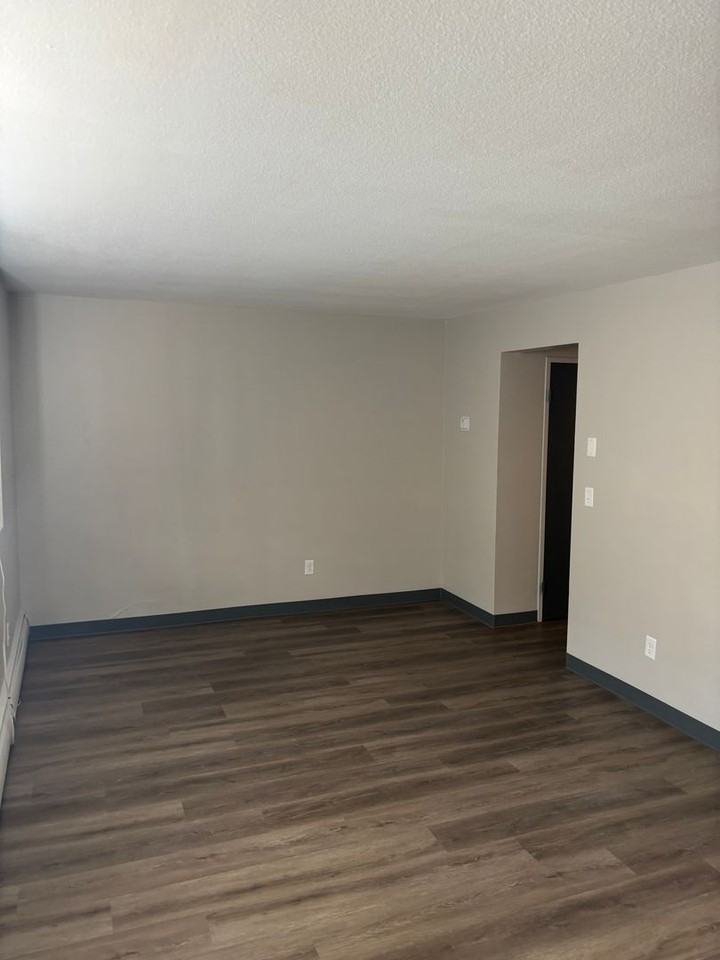 Grand - Photo 3 of 25