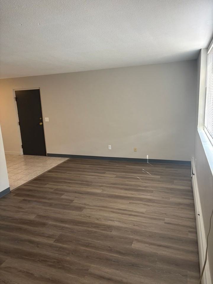 Grand - Photo 5 of 25