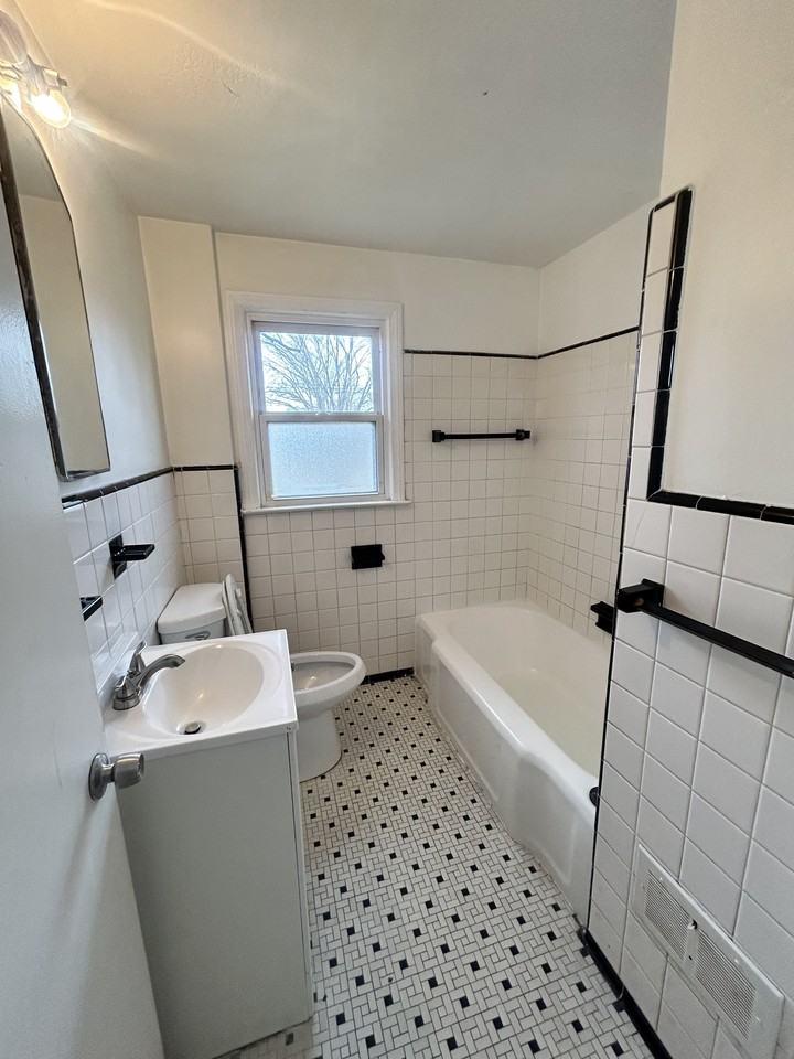 19501 Hoover St - Photo 4 of 12