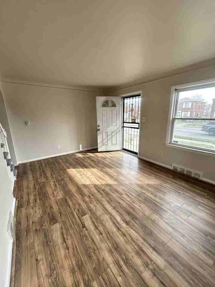 19501 Hoover St - Photo 5 of 12