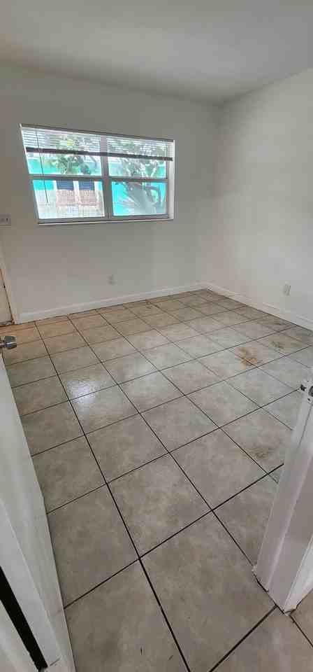 91 - 1119 NE 15th Street - Photo 3 of 6