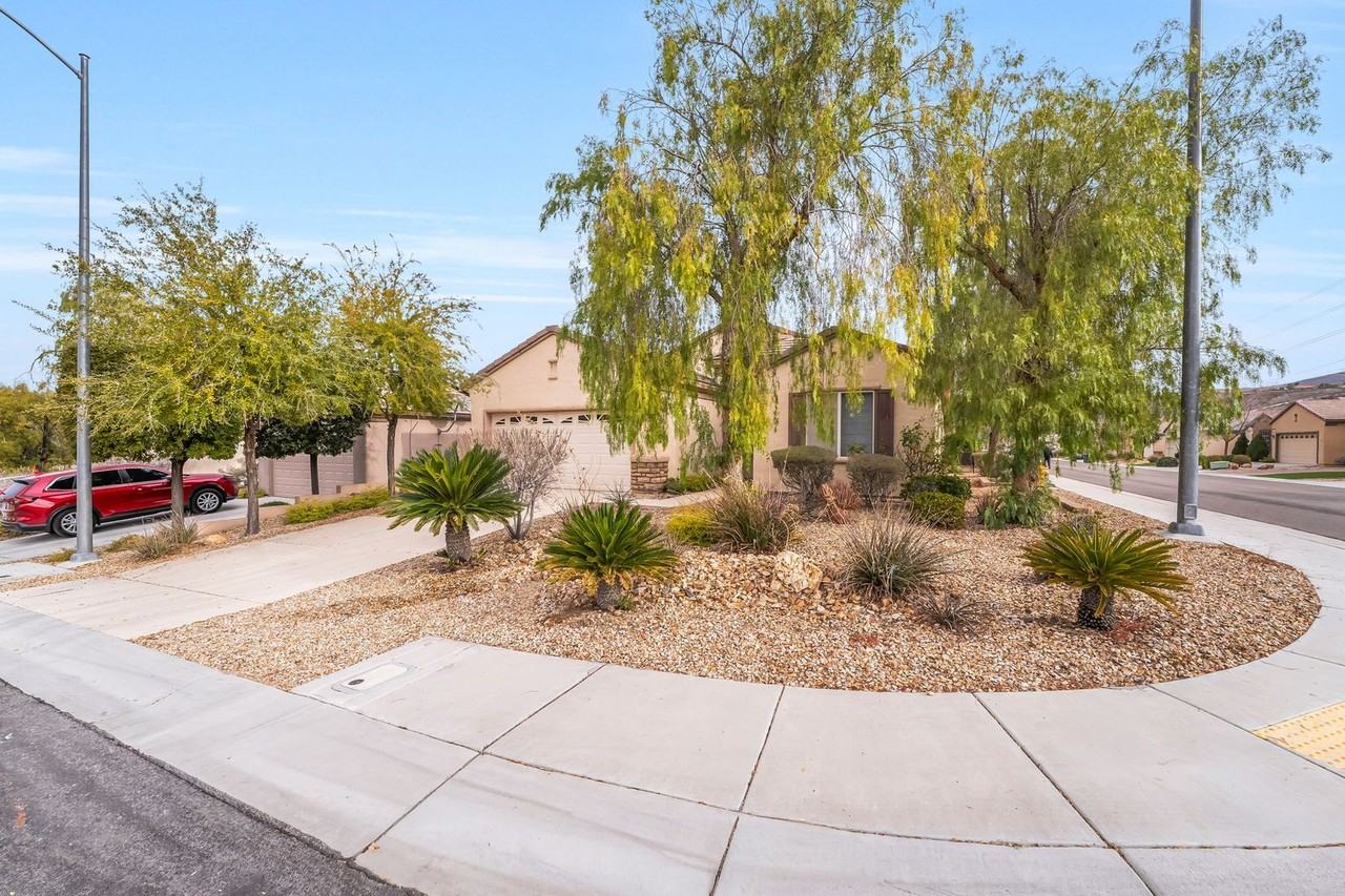 2560 Crater Rock St - Photo 2 of 21