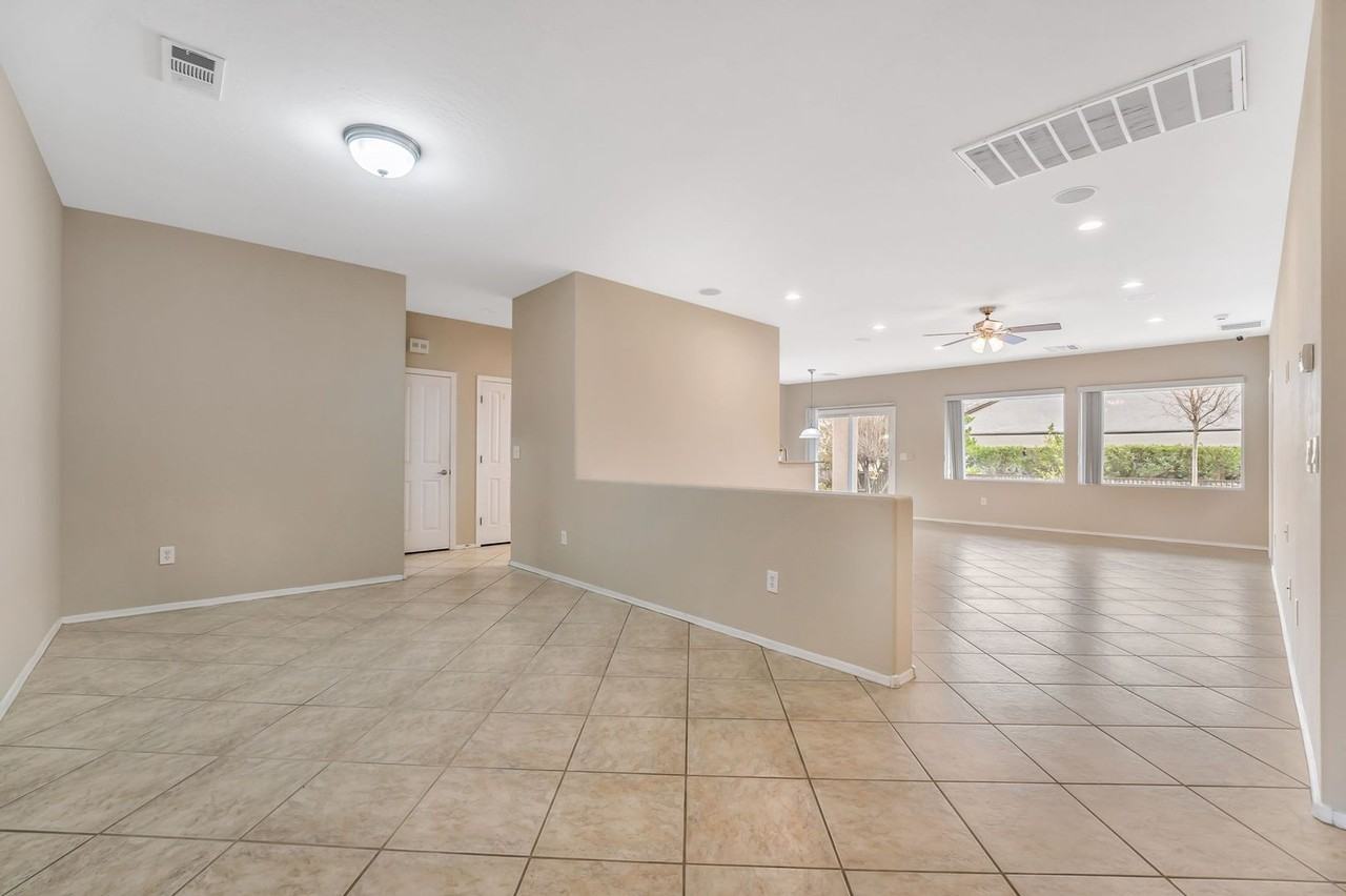 2560 Crater Rock St - Photo 3 of 21