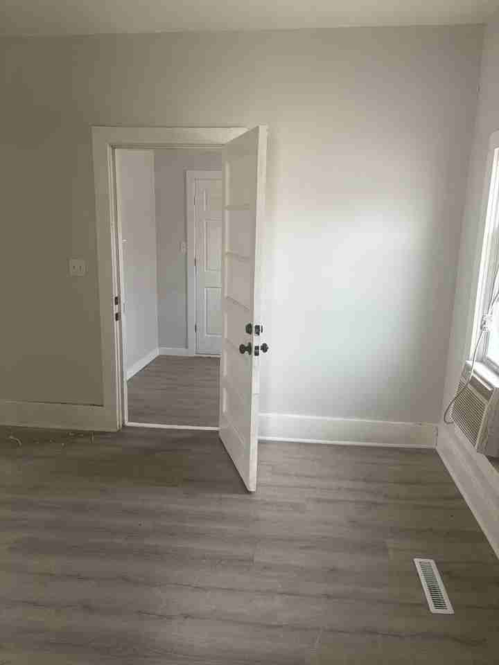 605 E 14th St - Photo 5 of 10