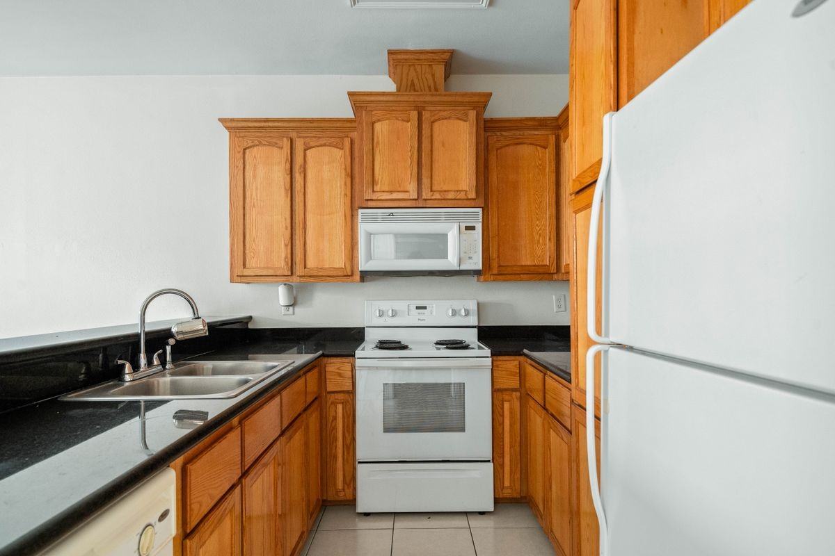3036 Scotland Dr - Photo 5 of 16