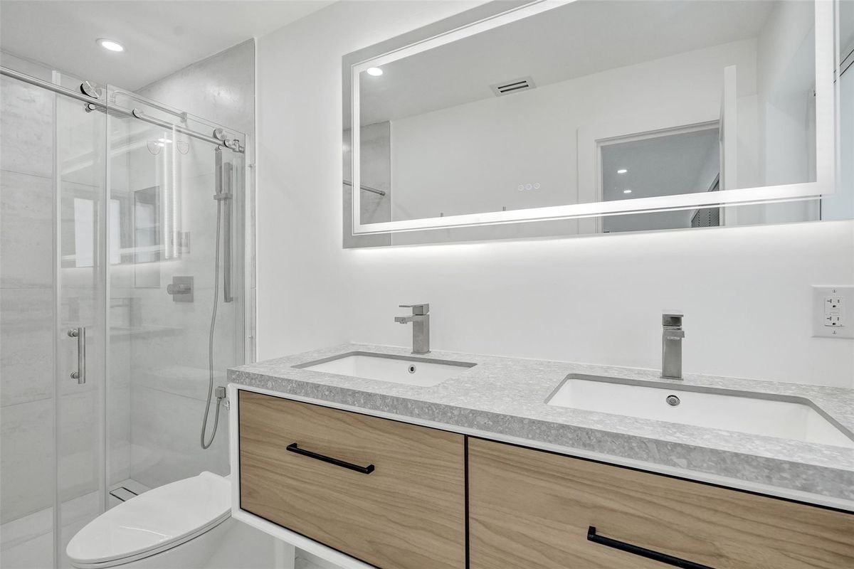 1960 Se 5th Ct - Photo 4 of 16