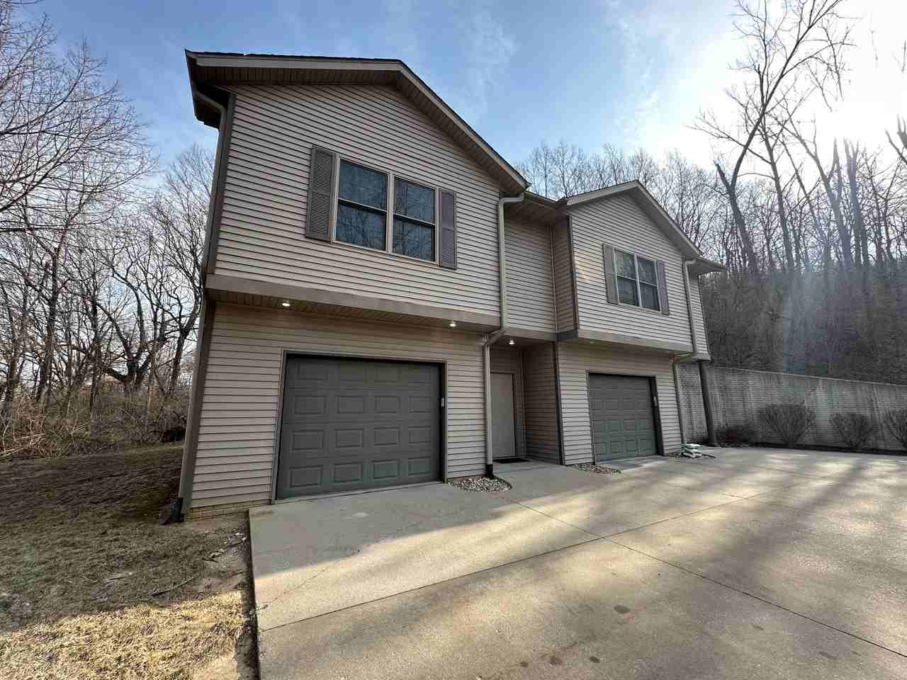 27-28 Cherry Hill Ct - Hampton, IL - Photo 2 of 5