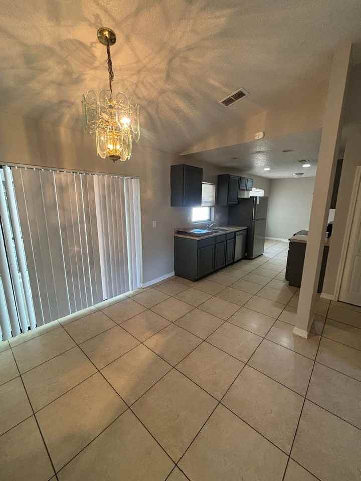 661 N Delmonte Ct - Photo 5 of 31