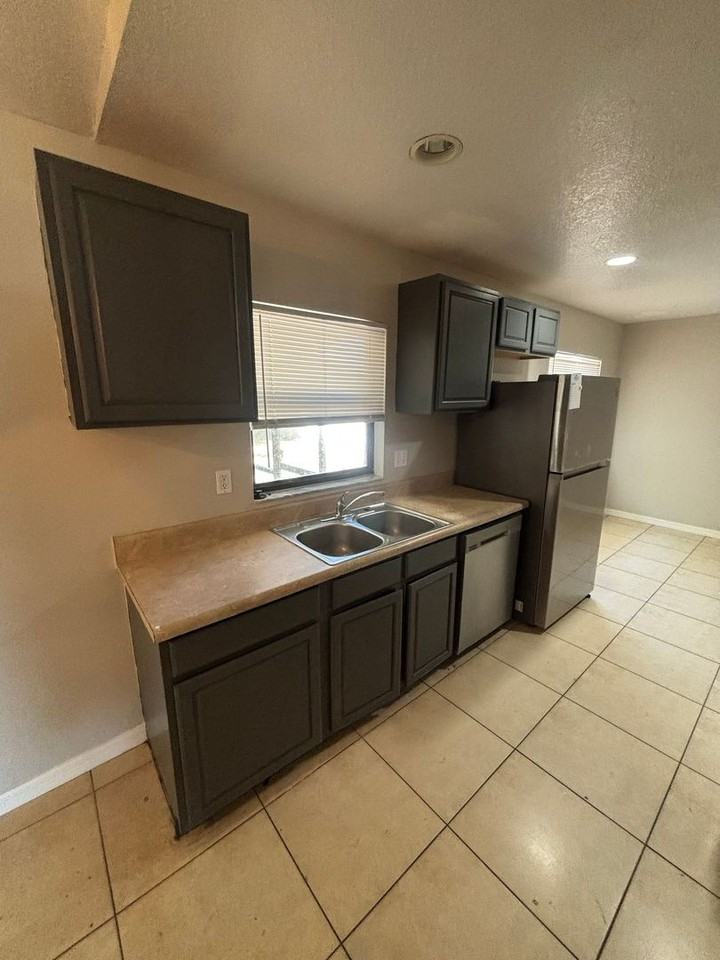 661 N Delmonte Ct - Photo 7 of 31